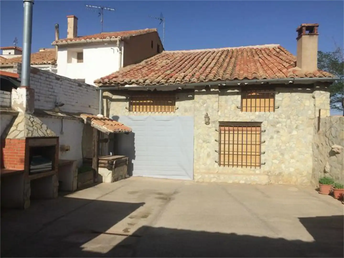 Vista exterior de Casa adosada en venta en Perales del Alfambra con Calefacción, Trastero y Amueblado