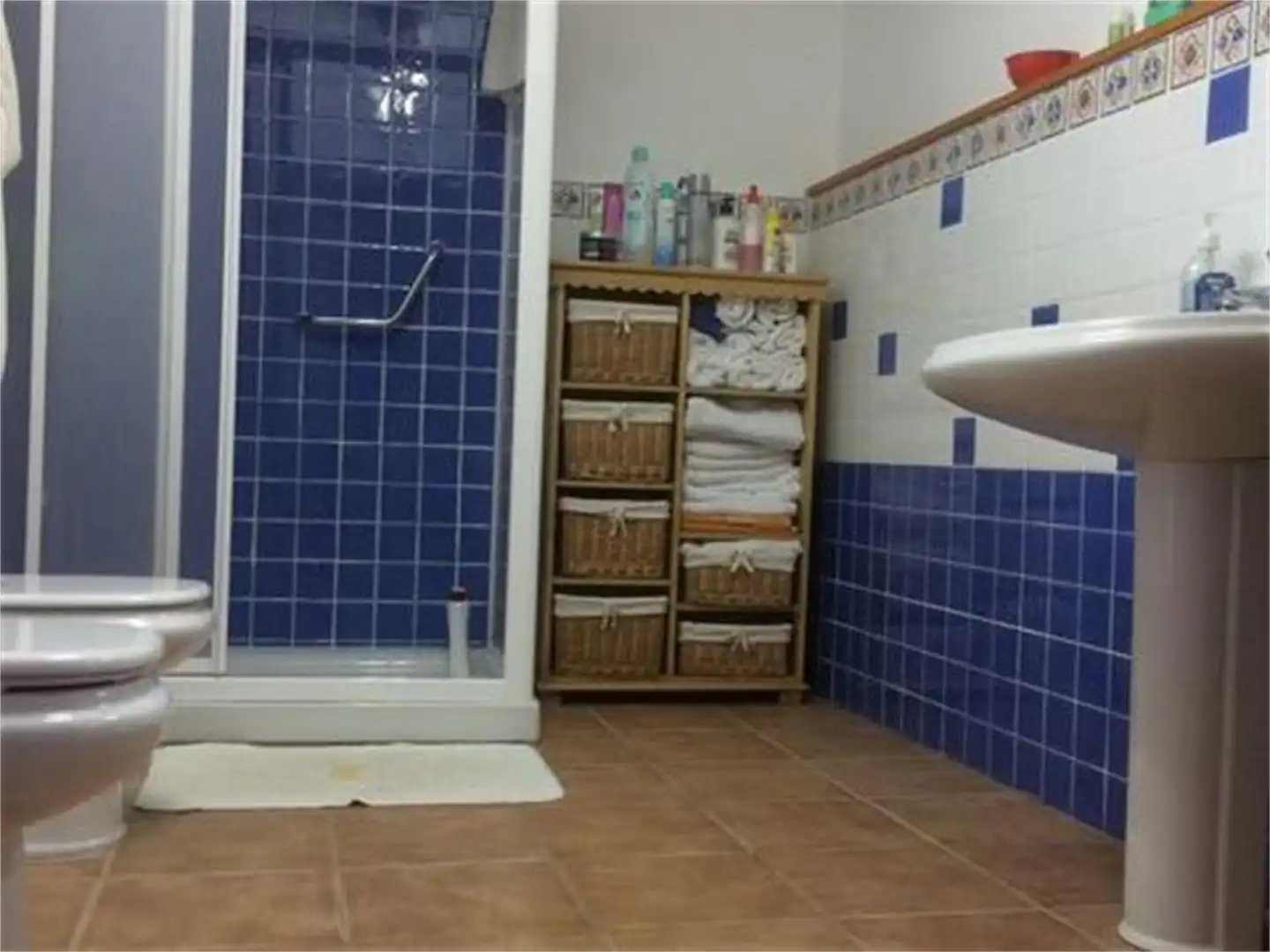 Baño de Casa adosada en venta en Perales del Alfambra con Calefacción, Trastero y Amueblado