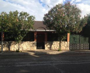 Vista exterior de Casa o xalet en venda en Uceda amb Aire condicionat, Terrassa i Piscina