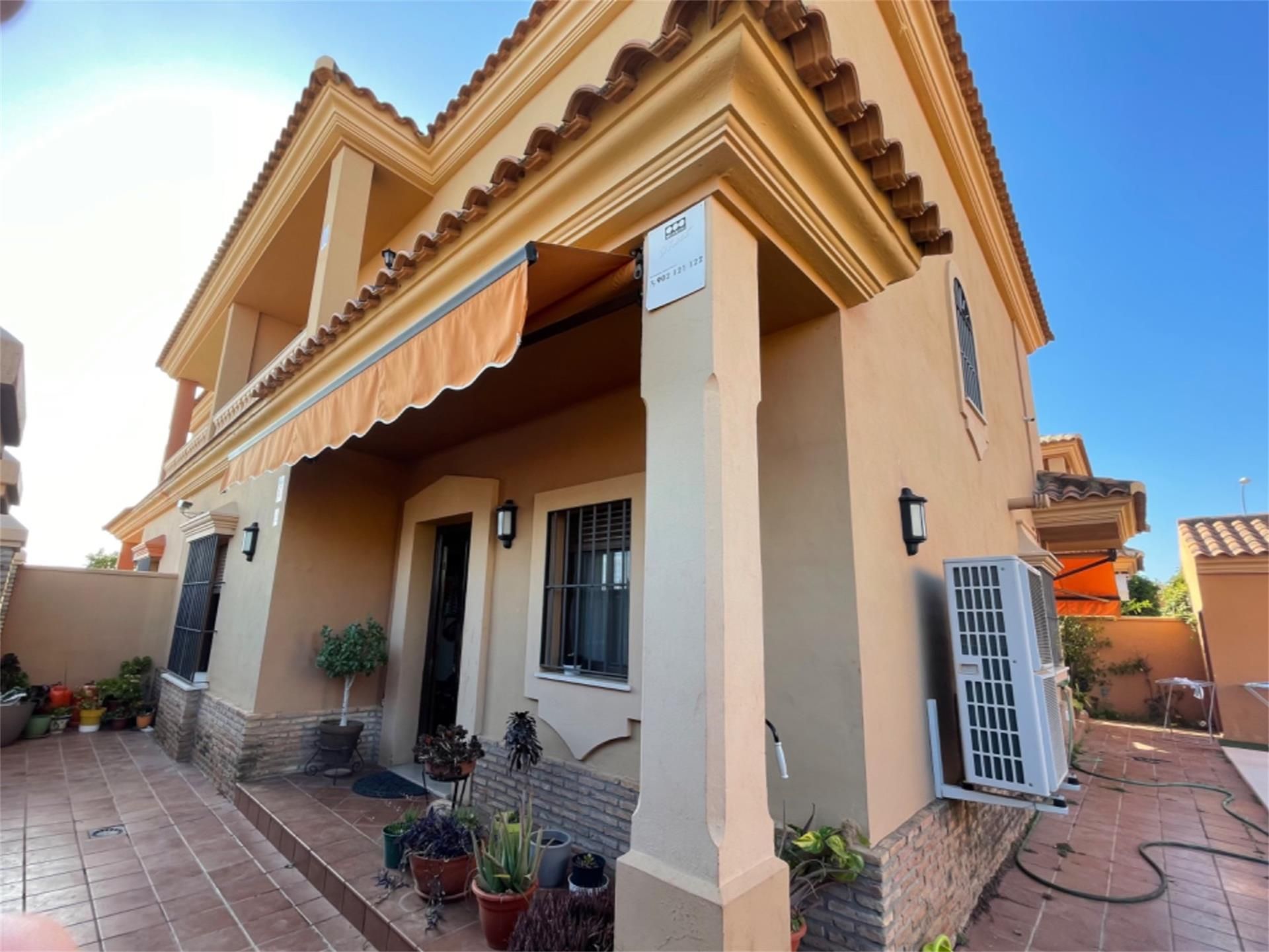 Vista exterior de Casa o xalet de lloguer en La Rinconada amb Aire condicionat, Calefacció i Jardí privat