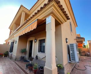 Vista exterior de Casa o xalet de lloguer en La Rinconada amb Aire condicionat, Terrassa i Piscina