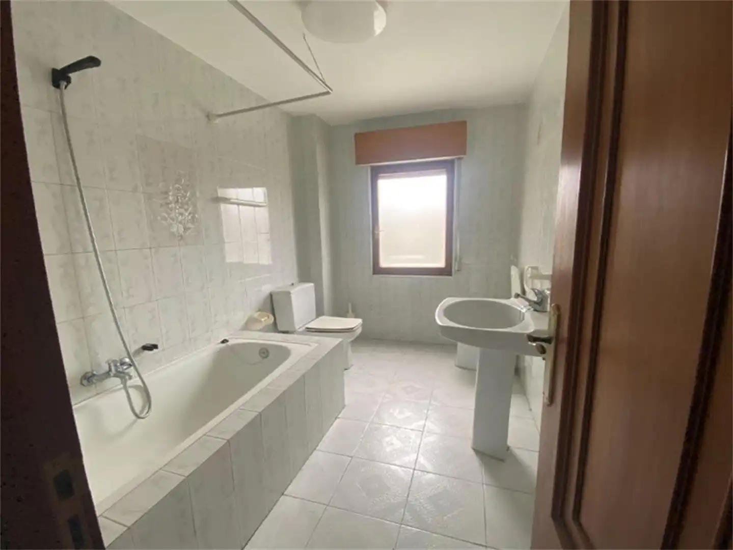 Badezimmer von Wohnung zum Verkauf in Toral de los Vados mit Heizung, Parkett und Terrasse