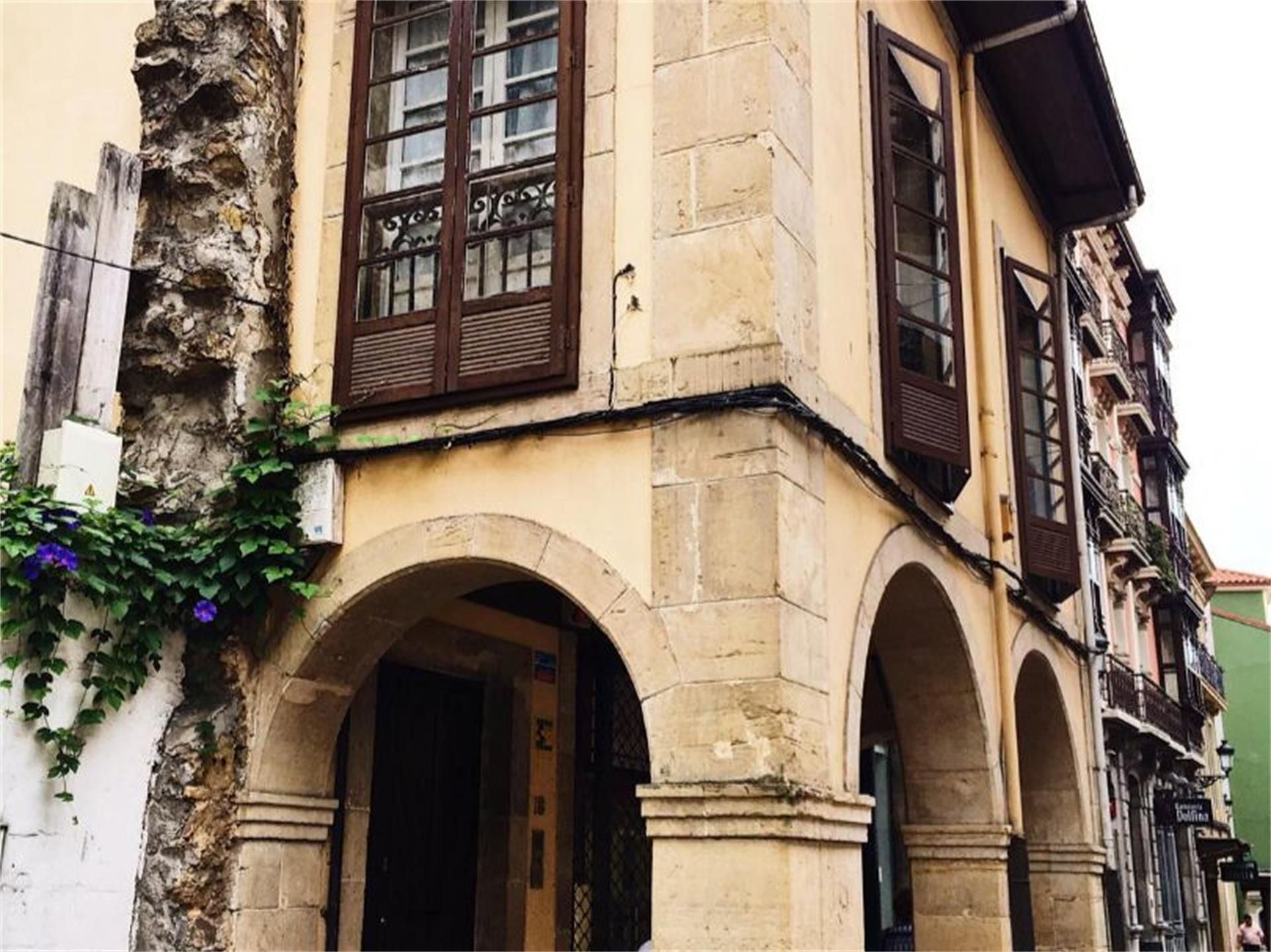 Vista exterior de Casa adosada en venda en Avilés amb Calefacció, Jardí privat i Parquet