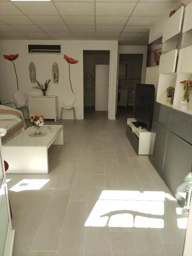 Planta baja de alquiler en Calle Américo Vespucio, Condequinto Sala de estar de Planta baja de alquiler en Montequinto con Jardín privado, Amueblado y Horno