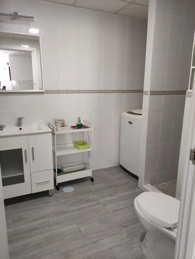 Planta baja de alquiler en Calle Américo Vespucio, Condequinto Baño de Planta baja de alquiler en Montequinto con Jardín privado, Amueblado y Horno