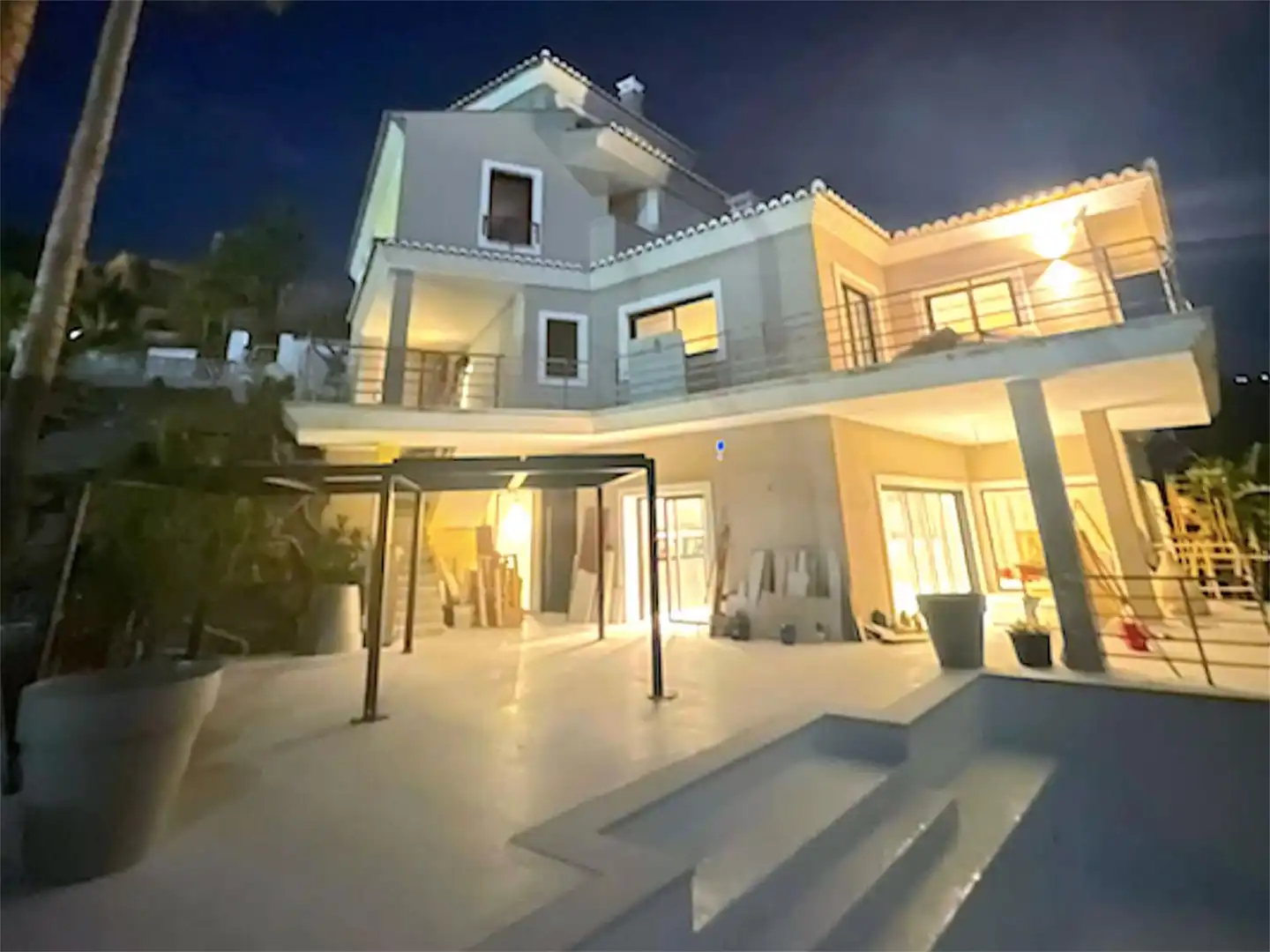 Vista exterior de Casa o xalet en venda en Marbella amb Aire condicionat, Calefacció i Jardí privat