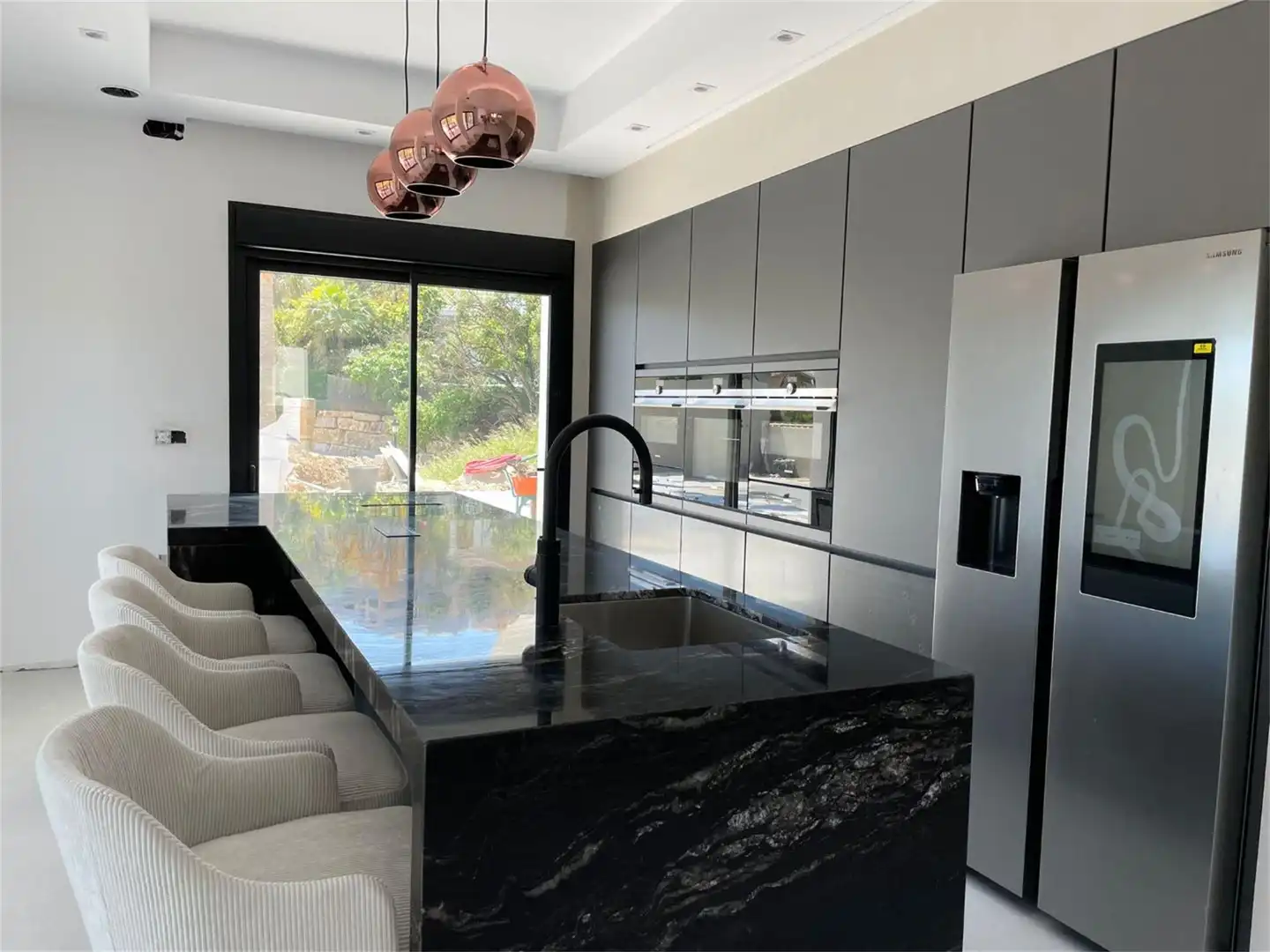 Cuina de Casa o xalet en venda en Marbella amb Aire condicionat, Calefacció i Jardí privat