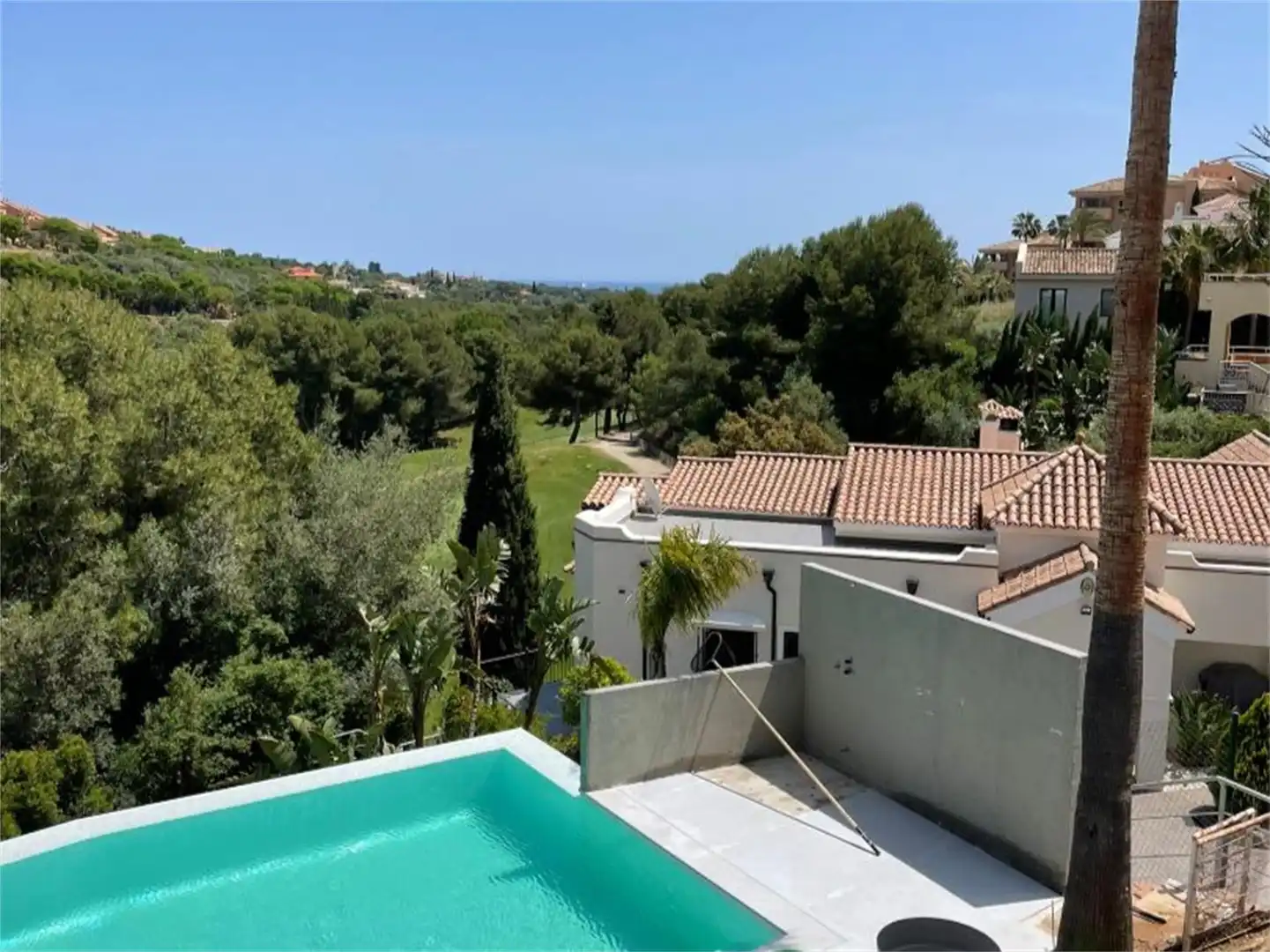 Vista exterior de Casa o xalet en venda en Marbella amb Aire condicionat, Calefacció i Jardí privat