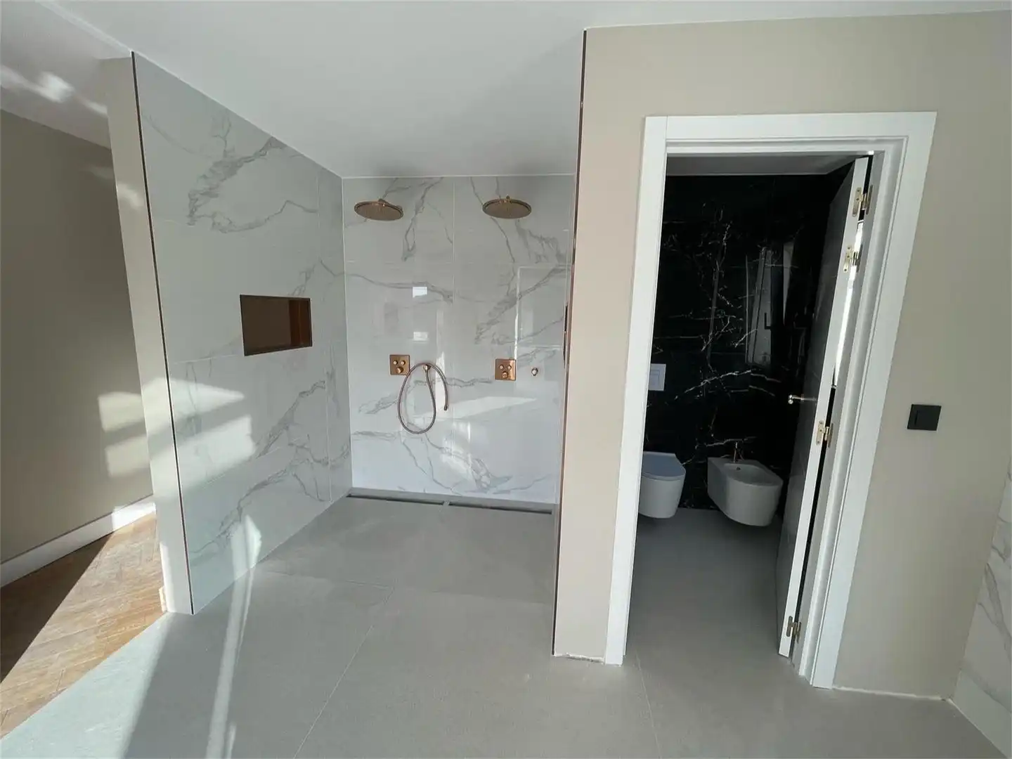 Bany de Casa o xalet en venda en Marbella amb Aire condicionat, Calefacció i Jardí privat