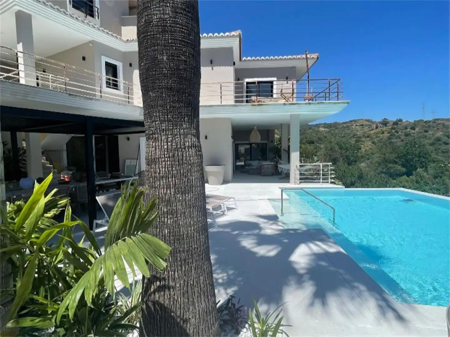 Vista exterior de Casa o xalet en venda en Marbella amb Aire condicionat, Calefacció i Jardí privat