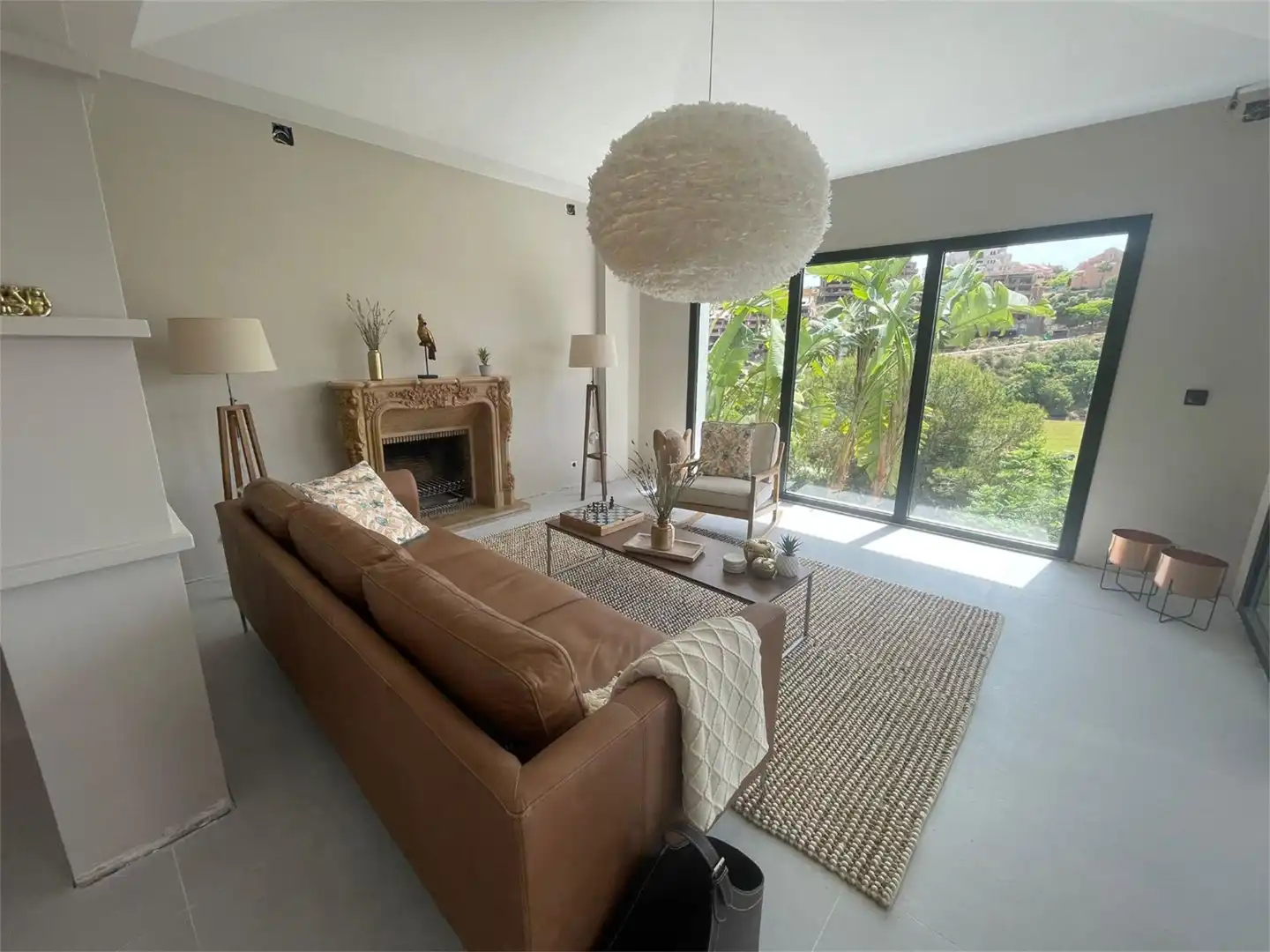 Sala d'estar de Casa o xalet en venda en Marbella amb Aire condicionat, Calefacció i Jardí privat