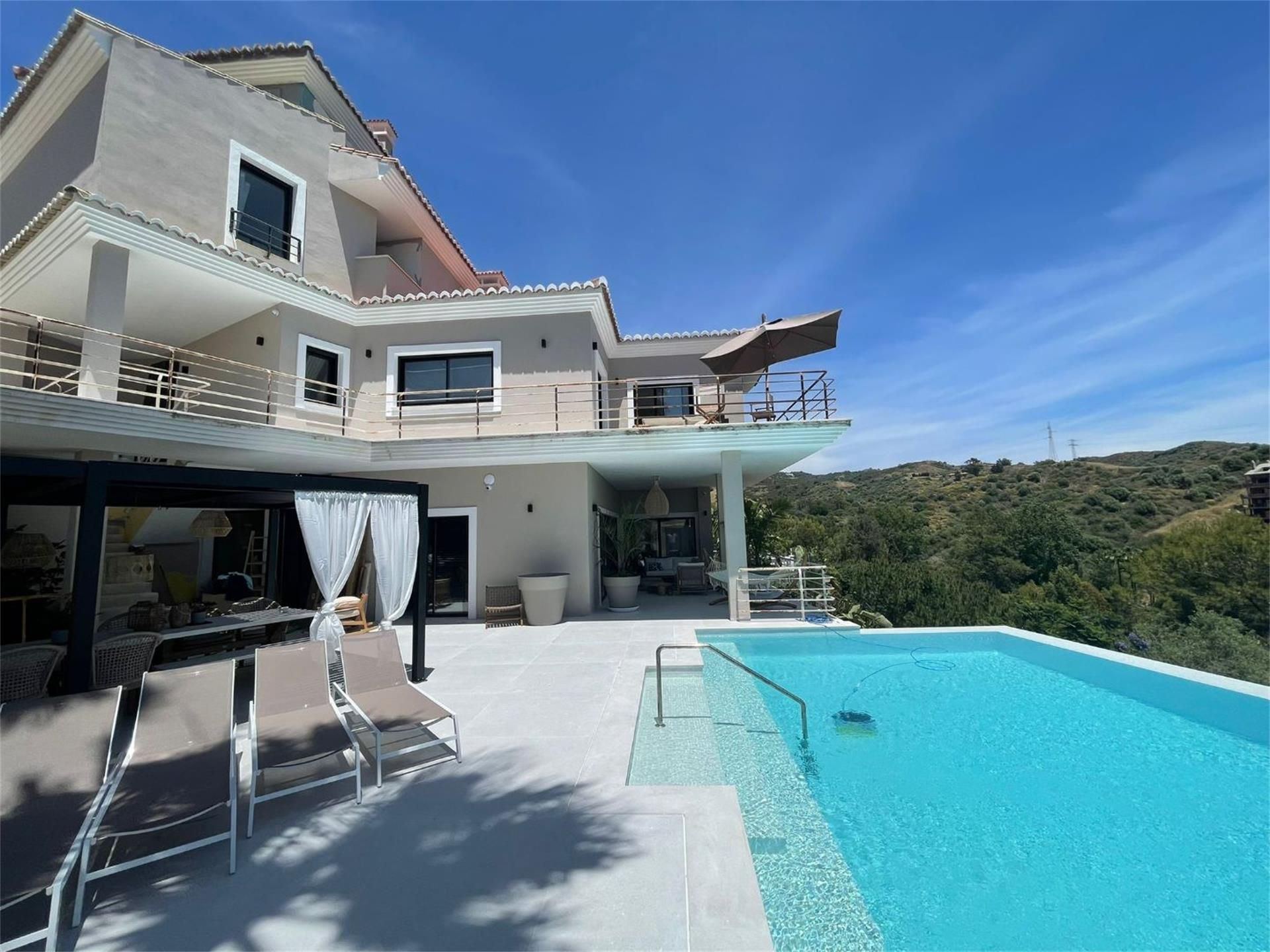 Vista exterior de Casa o xalet en venda en Marbella amb Aire condicionat, Calefacció i Jardí privat