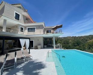 Vista exterior de Casa o xalet en venda en Marbella amb Aire condicionat, Terrassa i Piscina