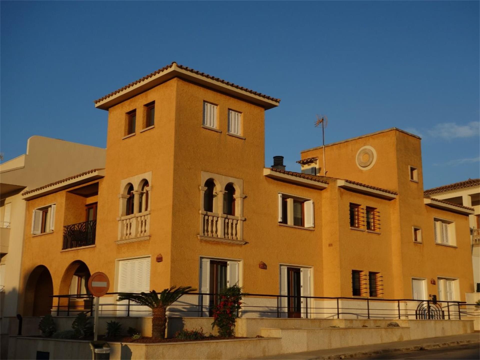 Vista exterior de Casa adosada en venda en Alcúdia amb Aire condicionat, Terrassa i Balcó