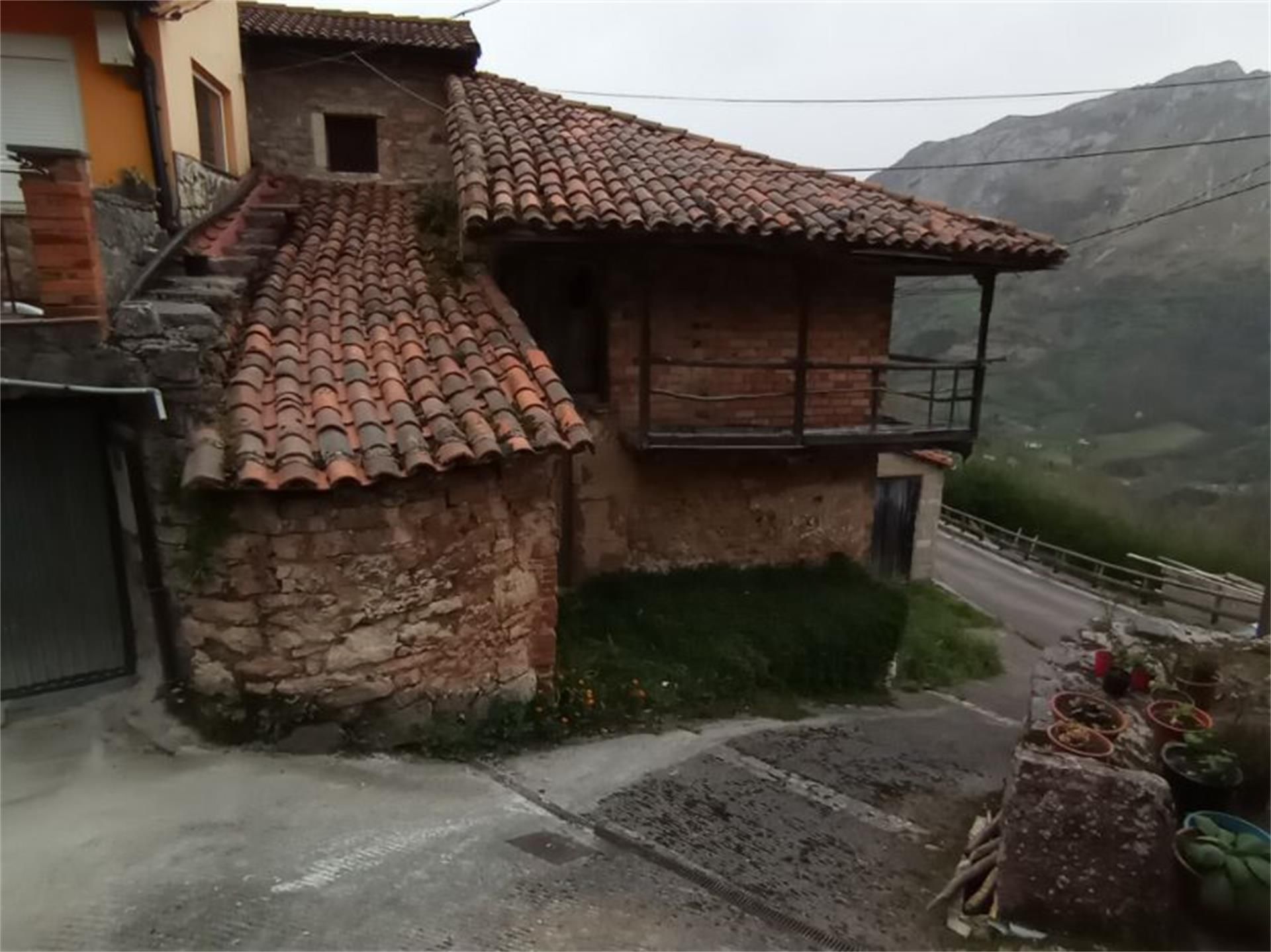 Vista exterior de Casa adosada en venda en Morcín amb Balcó