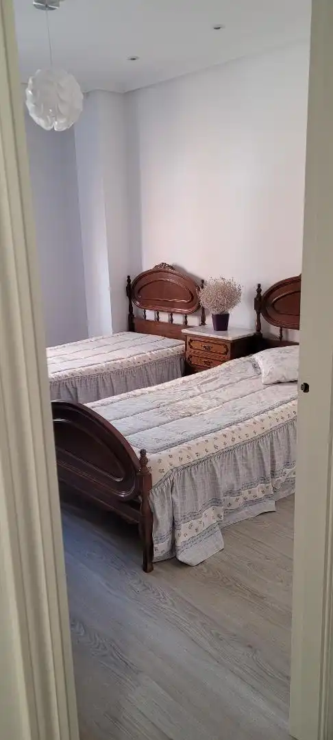 Habitación de Piso para compartir en Nájera con Calefacción, Parquet y Amueblado
