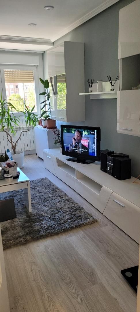 Living room of Flat to share in Nájera  with Heating, Parquet flooring and Furnished