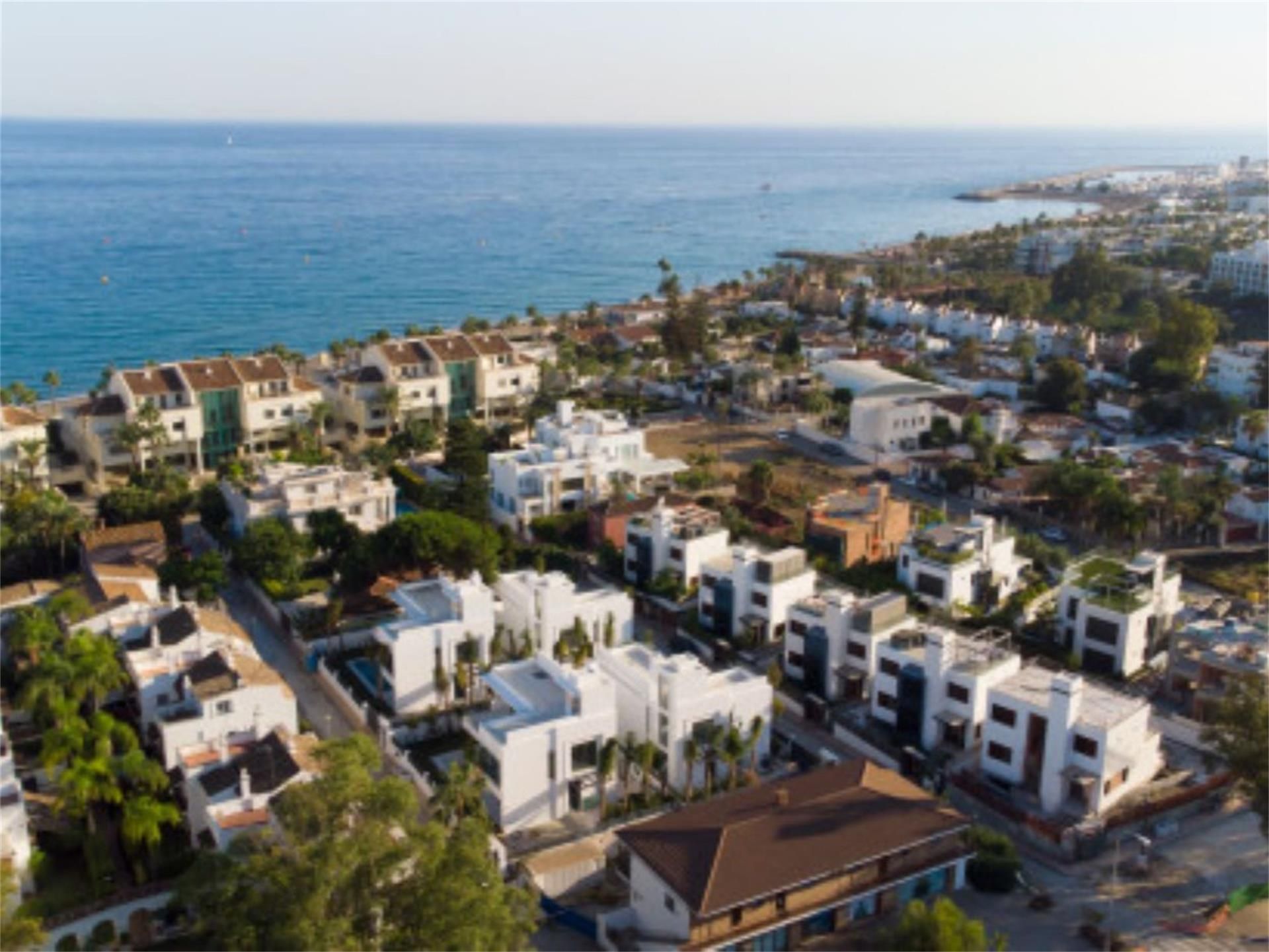 Vista exterior de Casa o xalet en venda en Marbella amb Aire condicionat, Terrassa i Piscina