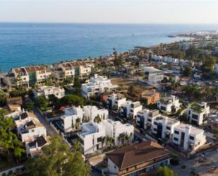 Vista exterior de Casa o xalet en venda en Marbella amb Aire condicionat, Terrassa i Piscina