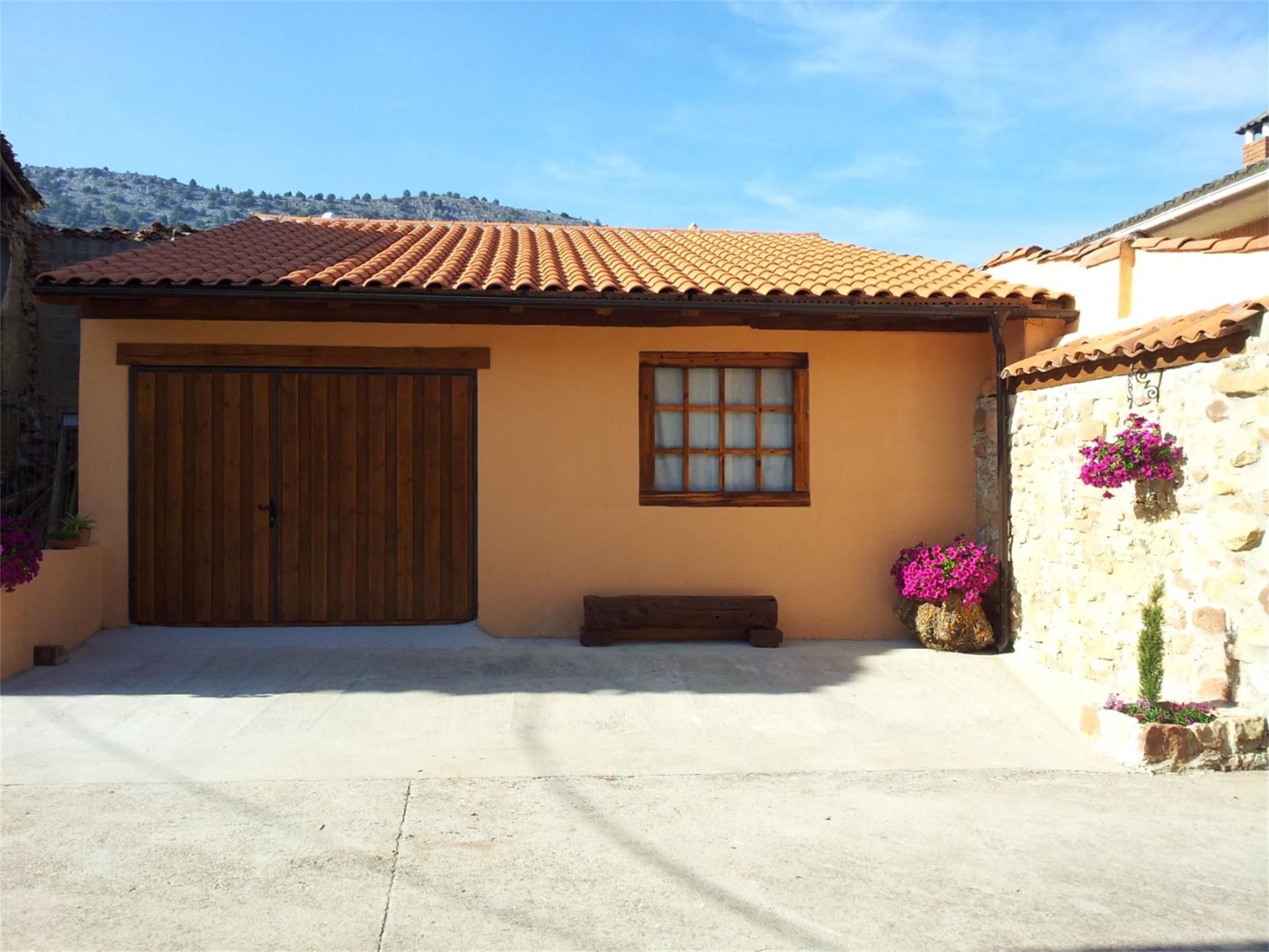 Exterior view of Garage for sale in Contreras