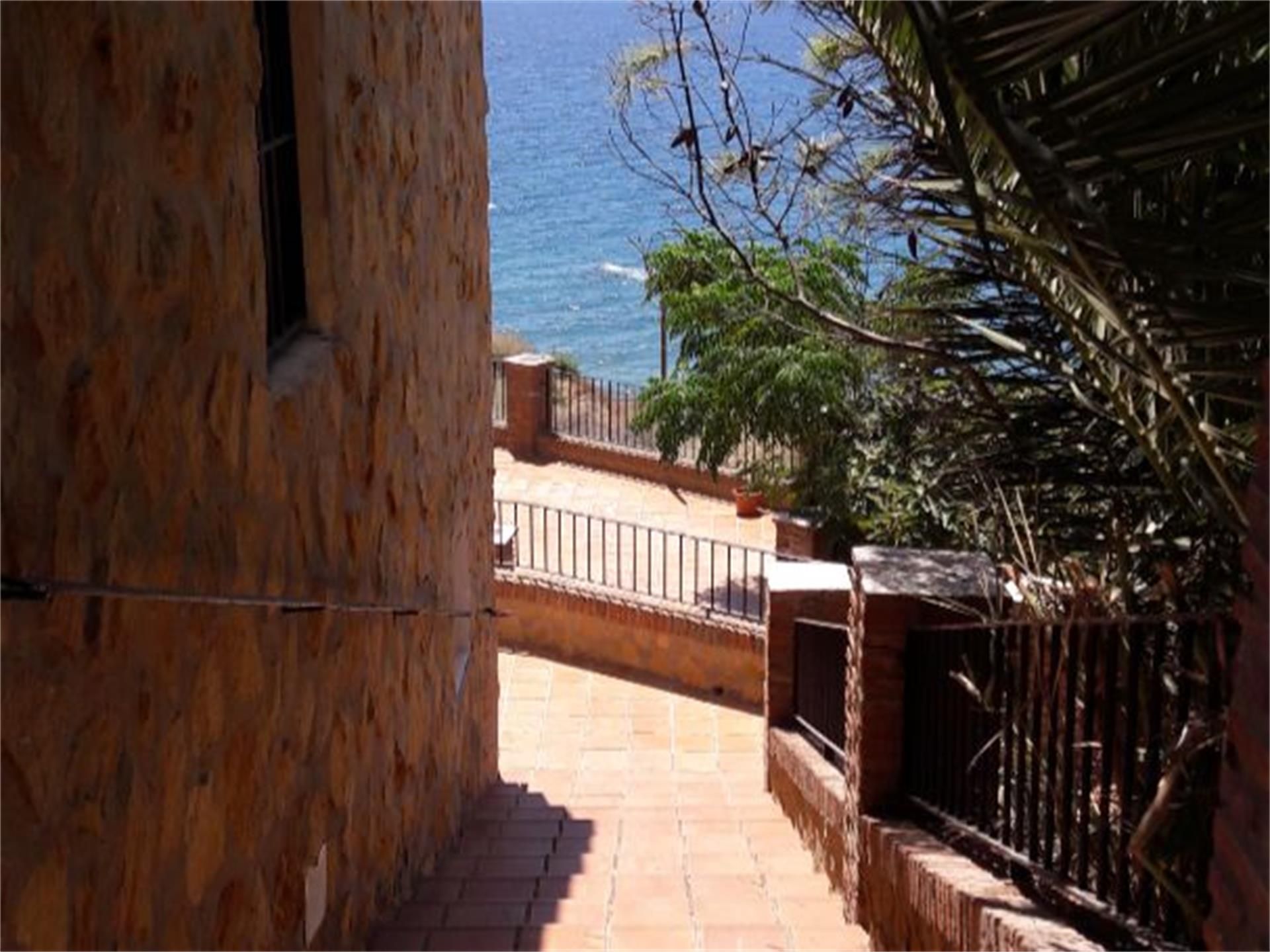 Vista exterior de Casa o xalet de lloguer en Adra amb Terrassa i Moblat