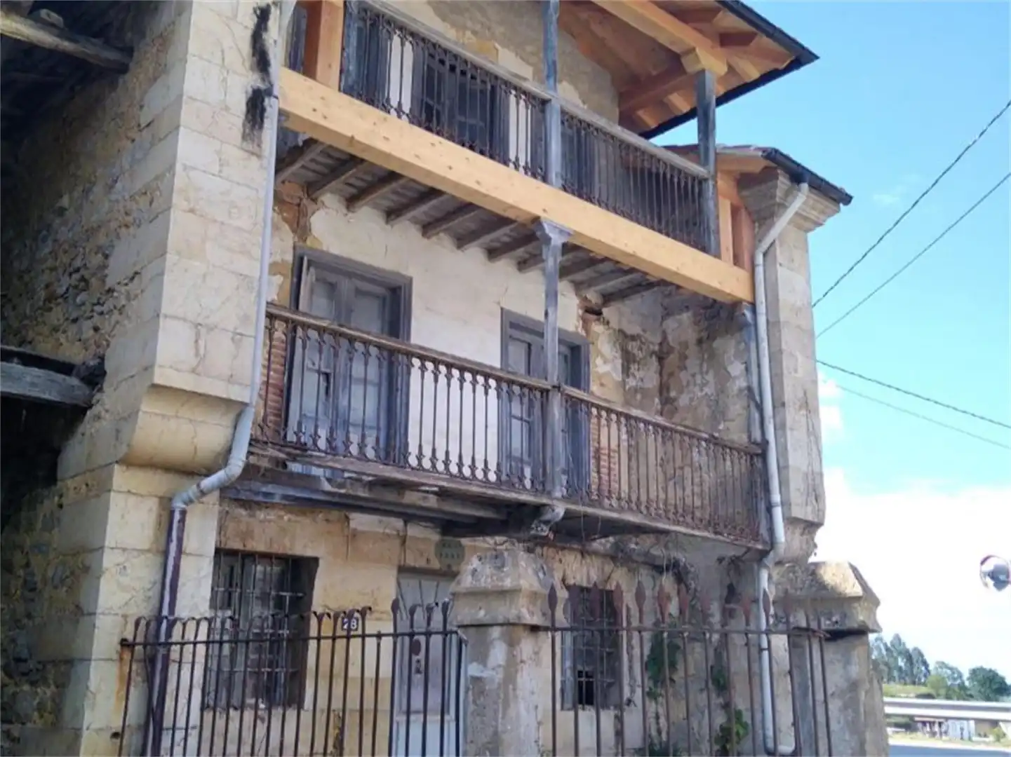 Casa adosada en venda a Barrio Gandarilla, San Vicente de la Barquera Vista exterior de Casa adosada en venda en San Vicente de la Barquera