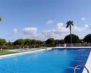 Piscina de Apartament de lloguer en Chiclana de la Frontera amb Aire condicionat, Jardí privat i Terrassa