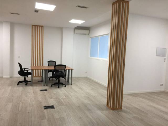 Local comercial en Alquiler en Calle Reina Mercedes en Estación