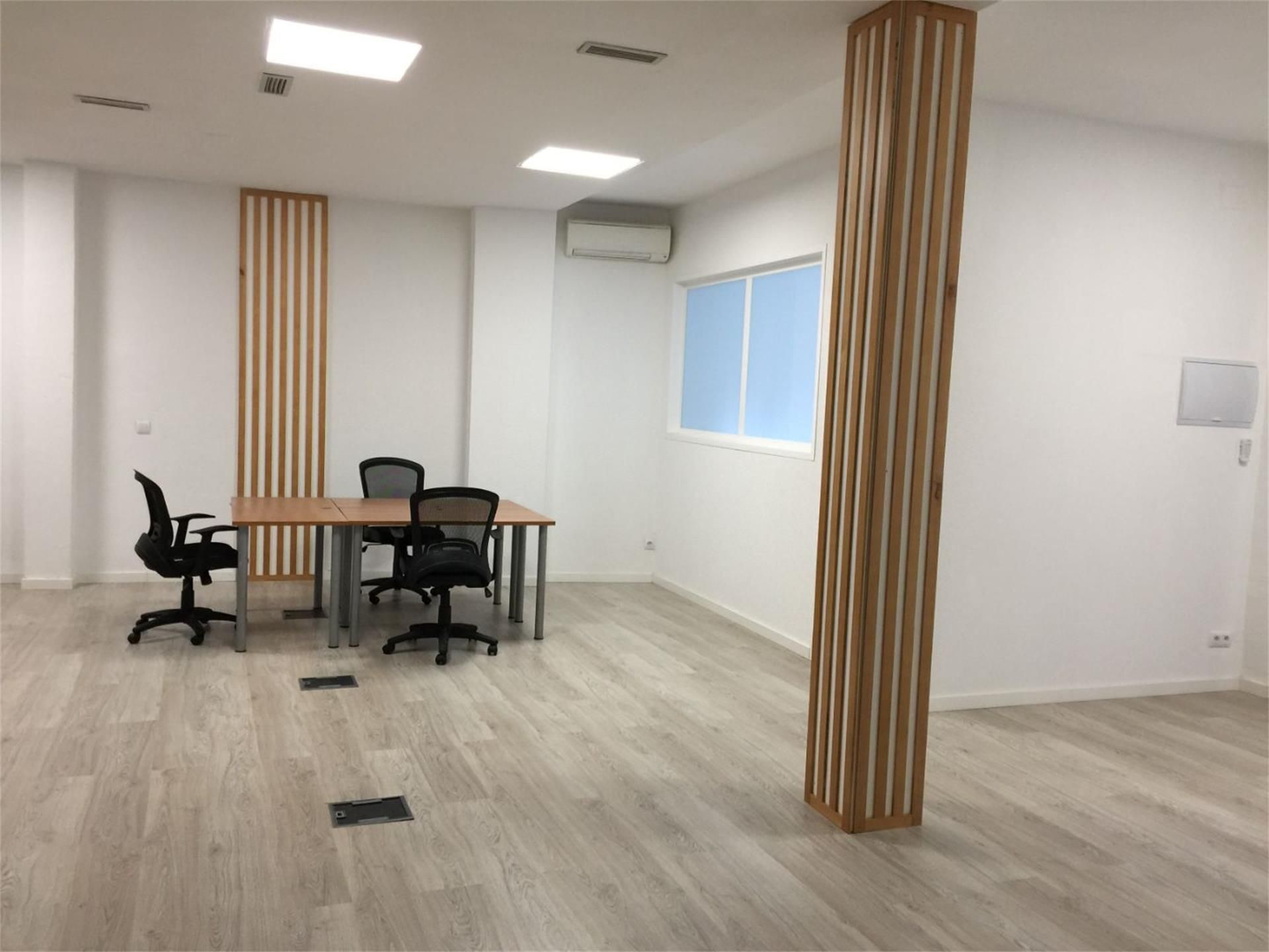 Local de lloguer a Calle Reina Mercedes, Estación Local de lloguer en Las Rozas de Madrid amb Aire condicionat, Calefacció i Moblat