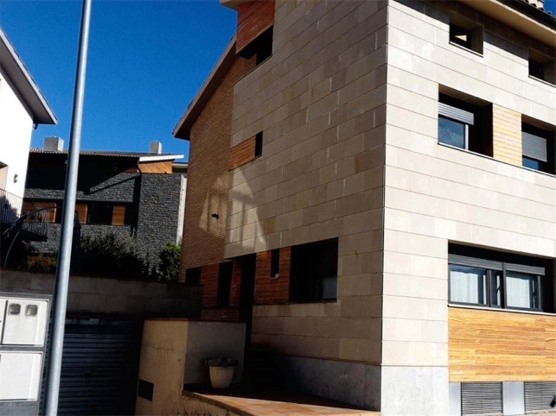 Vista exterior de Casa adosada en venda en La Pobla de Segur amb Calefacció, Jardí privat i Terrassa