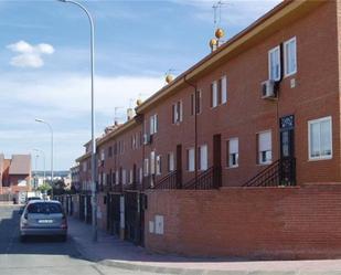 Exterior view of Single-family semi-detached for sale in Alcalá de Henares  with Air Conditioner, Terrace and Balcony