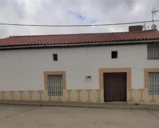 Vista exterior de Casa adosada en venda en Muñopedro amb Terrassa i Moblat