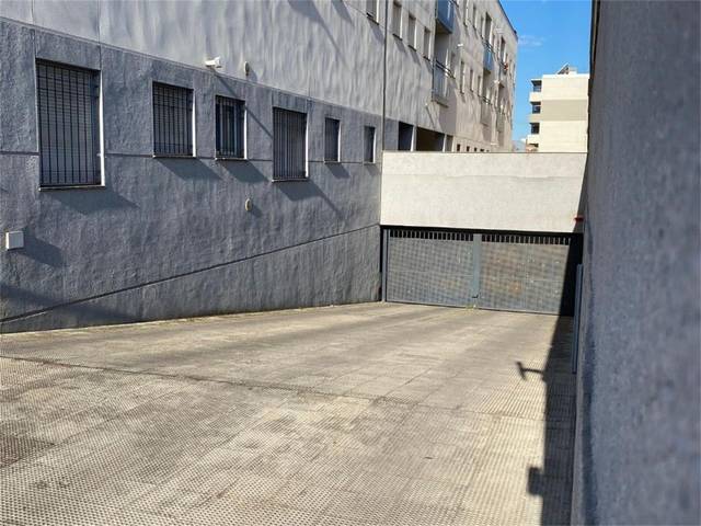 Garaje en Venta en Calle Doctor Santiago Ramón y Cajal, 4 en Puertas del sur - Guadabajaque