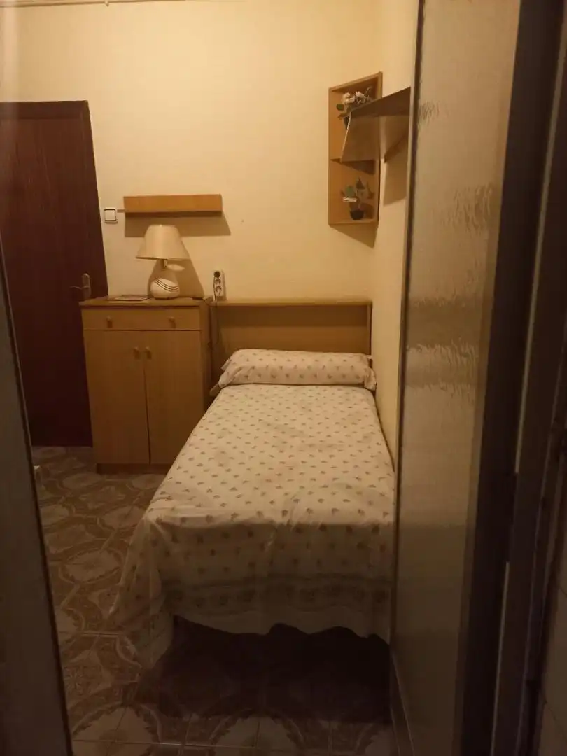 Room in Carrer Modern, 42, Santa Eulàlia Bedroom of Flat for share in L'Hospitalet de Llobregat with Furnished, Oven and Washing machine