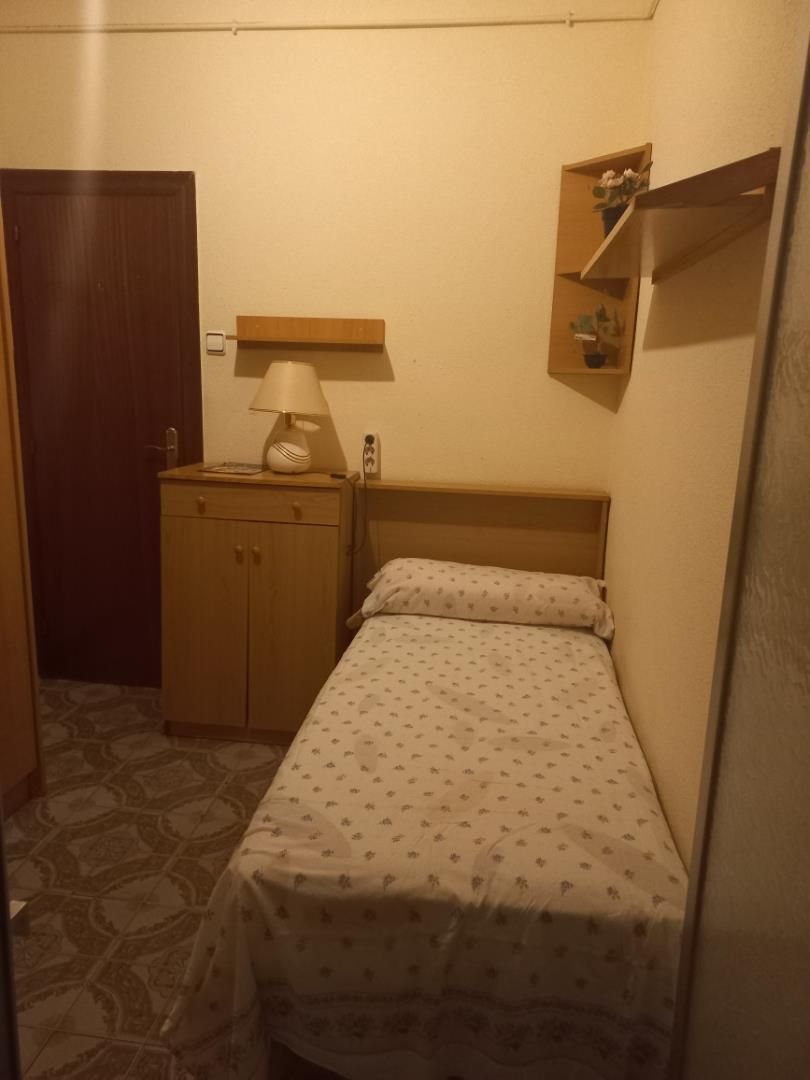 Bedroom of Flat to share in L'Hospitalet de Llobregat  with Furnished, Oven and Washing machine