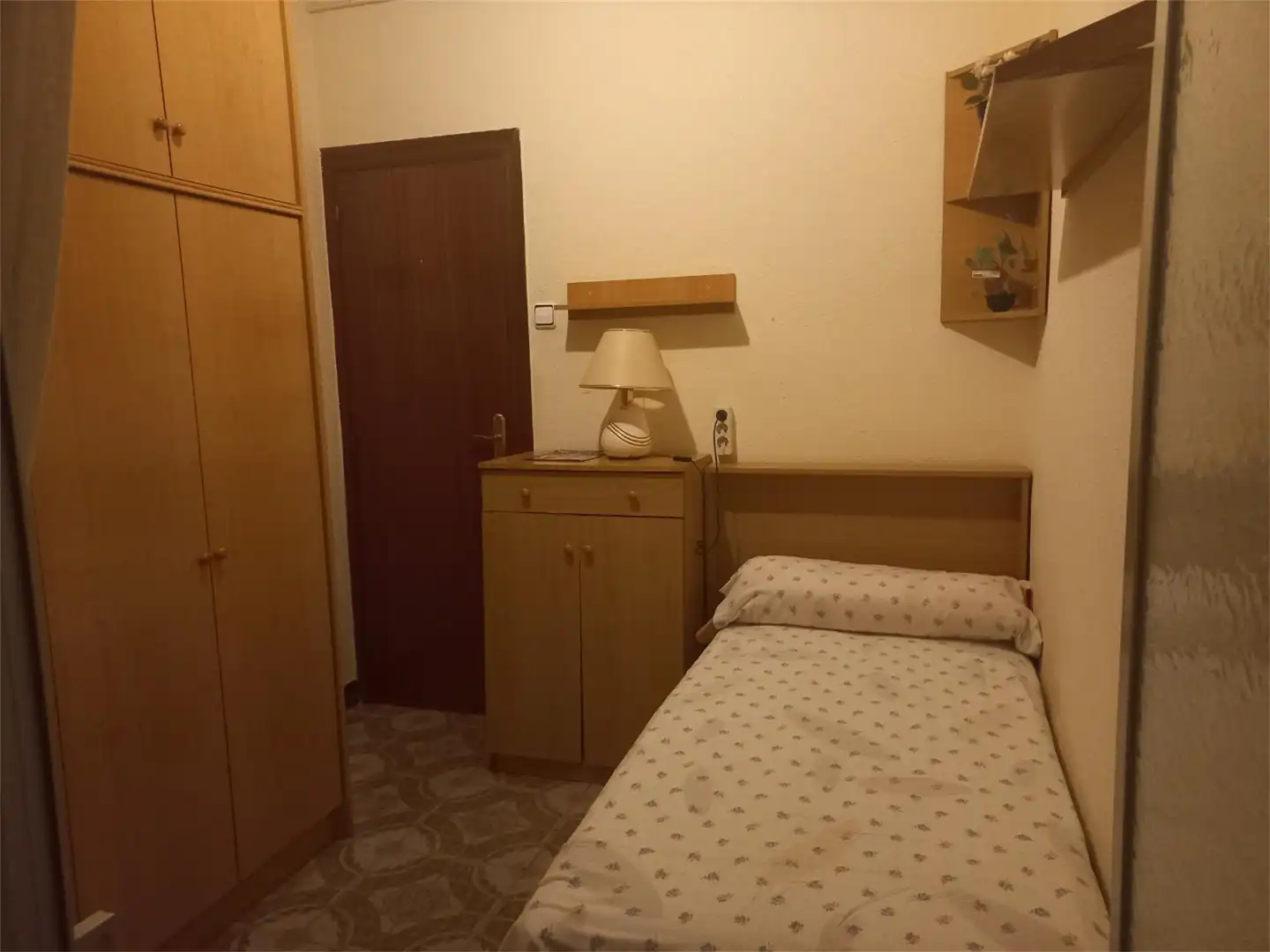 Room in Carrer Modern, 42, Santa Eulàlia Bedroom of Flat for share in L'Hospitalet de Llobregat with Furnished, Oven and Washing machine