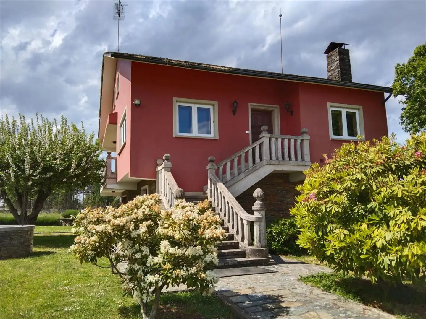Vista exterior de Casa o chalet en venta en Lugo con Calefacción, Jardín privado y Parquet