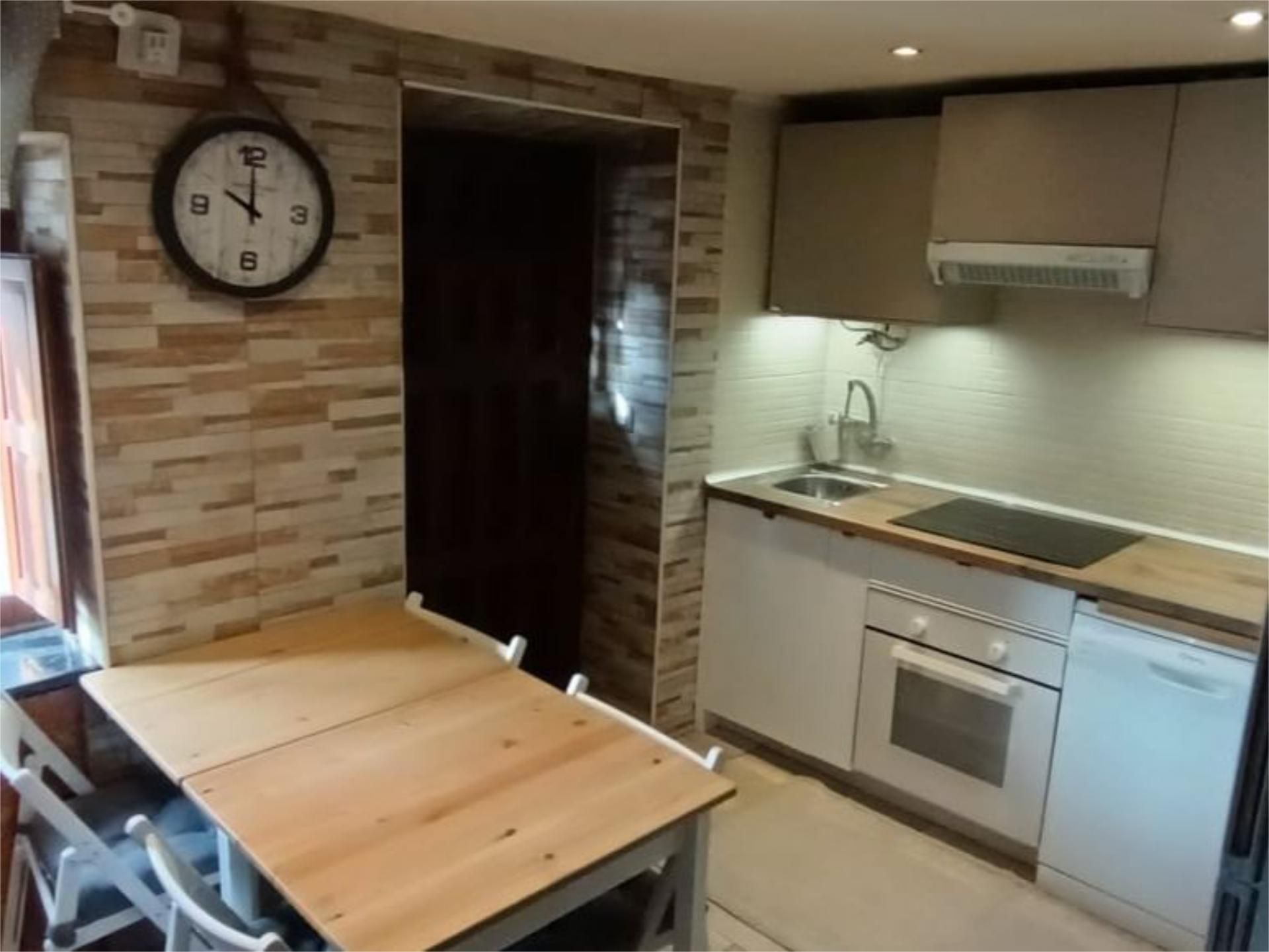 Cuina de Casa adosada en venda en Siero amb Calefacció, Parquet i Moblat