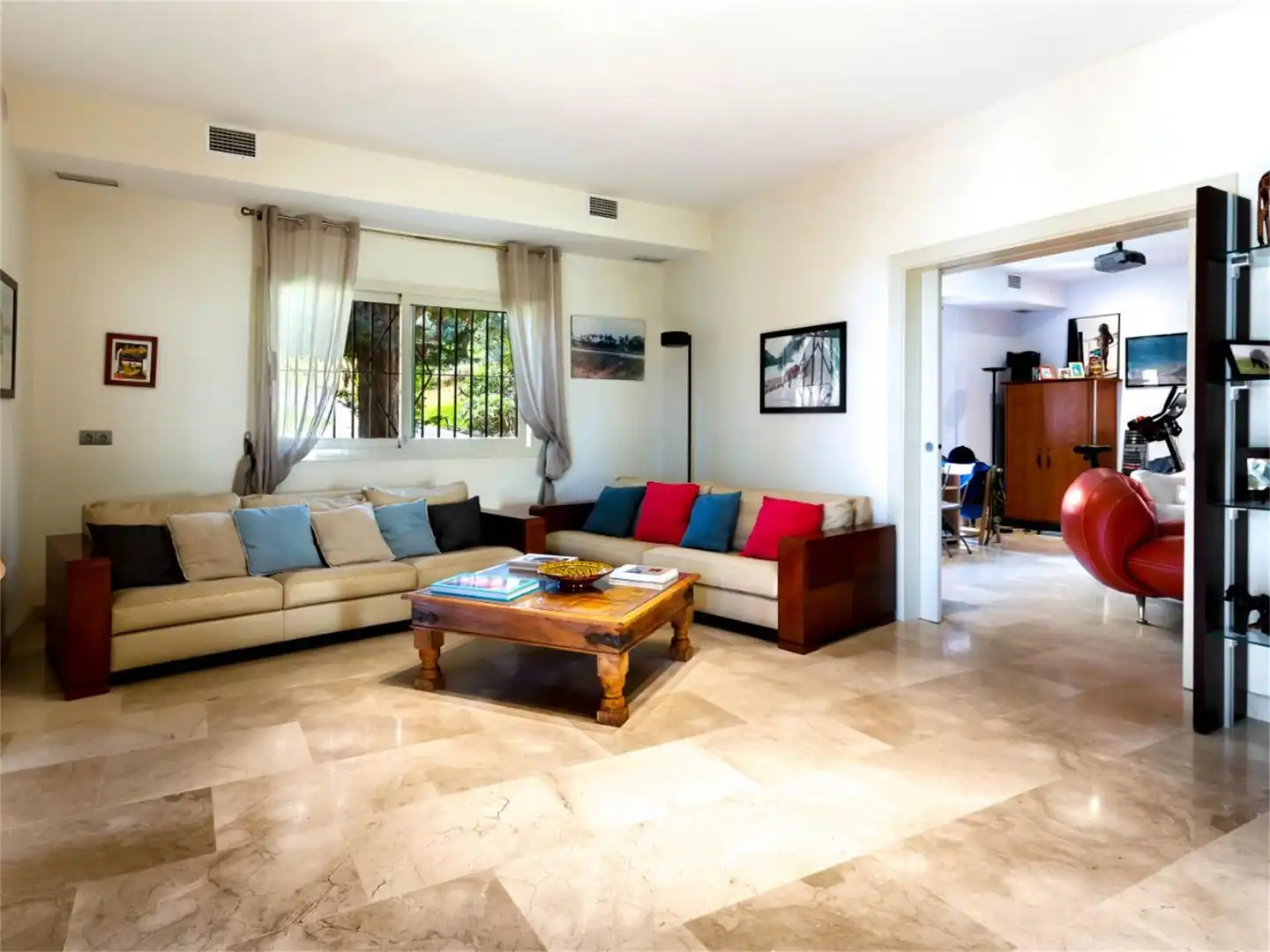 Houses for sale in Calle Olmedo, 10, La Capellanía - El Higuerón Living room of Houses for sale in Benalmádena with Air Conditioner, Heating and Private garden