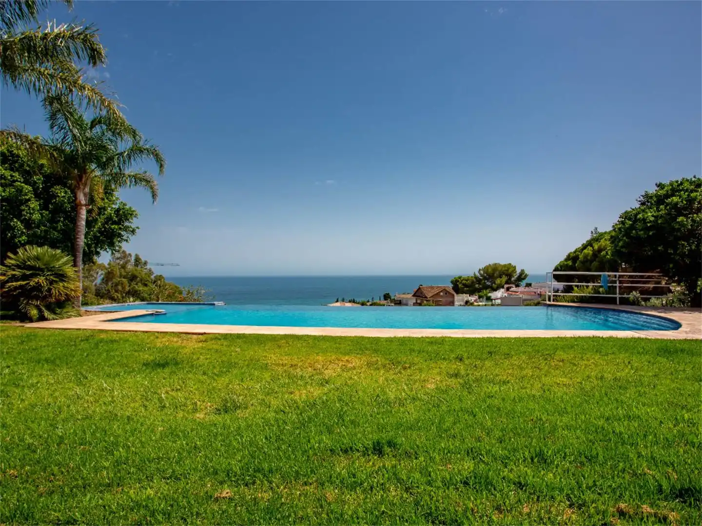 Houses for sale in Calle Olmedo, 10, La Capellanía - El Higuerón Swimming pool of Houses for sale in Benalmádena with Air Conditioner, Heating and Private garden