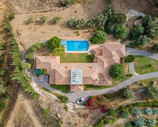 Vista exterior de Casa o xalet en venda en Benalmádena amb Aire condicionat, Terrassa i Piscina