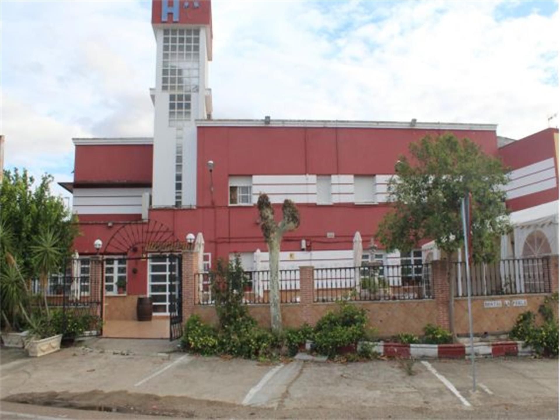 Vista exterior de Local en venda en Zalamea de la Serena amb Aire condicionat, Calefacció i Moblat