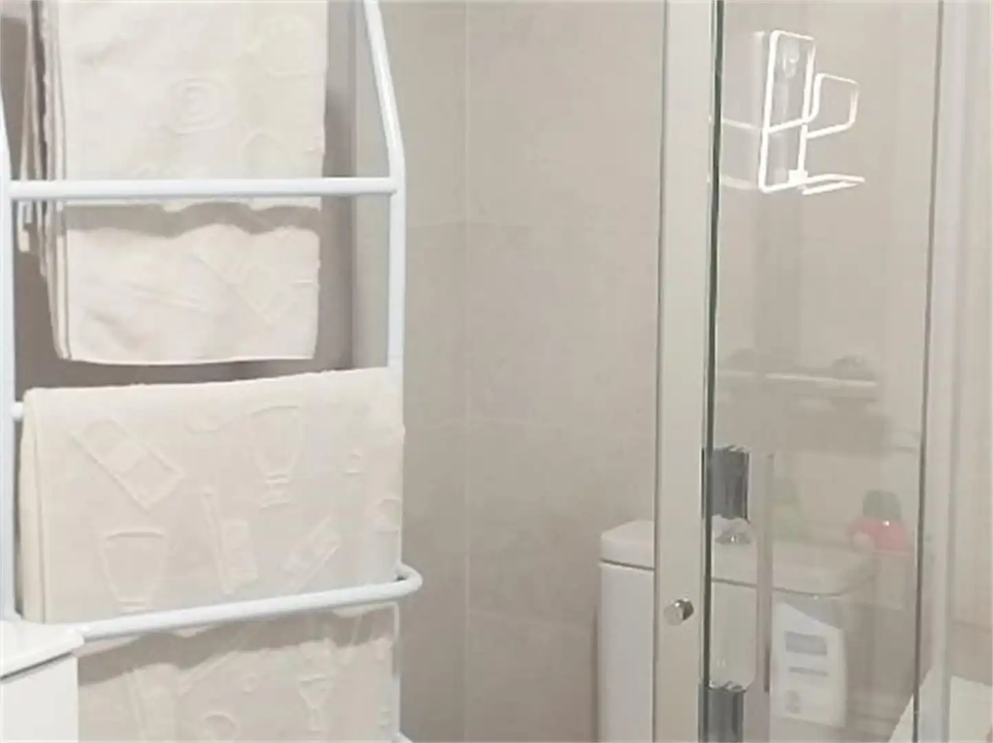 Wohnung zur Miete in Calle Silvestre Sánchez Sierra, Capuchinos - Glorieta - Ciudad Jardín Badezimmer von Wohnung zur Miete in Salamanca mit Heizung, Privatgarten und Parkett