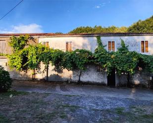 Vista exterior de Casa o xalet en venda en Melide amb Jardí privat, Parquet i Terrassa