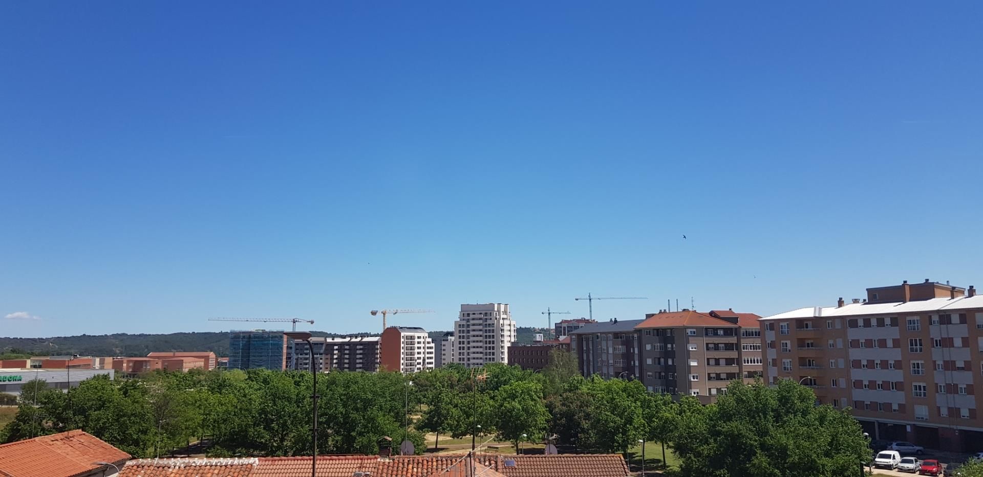 Vista exterior de Dúplex en venda en León Capital  amb Calefacció, Parquet i Traster