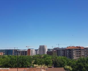 Vista exterior de Dúplex en venda en León Capital  amb Balcó