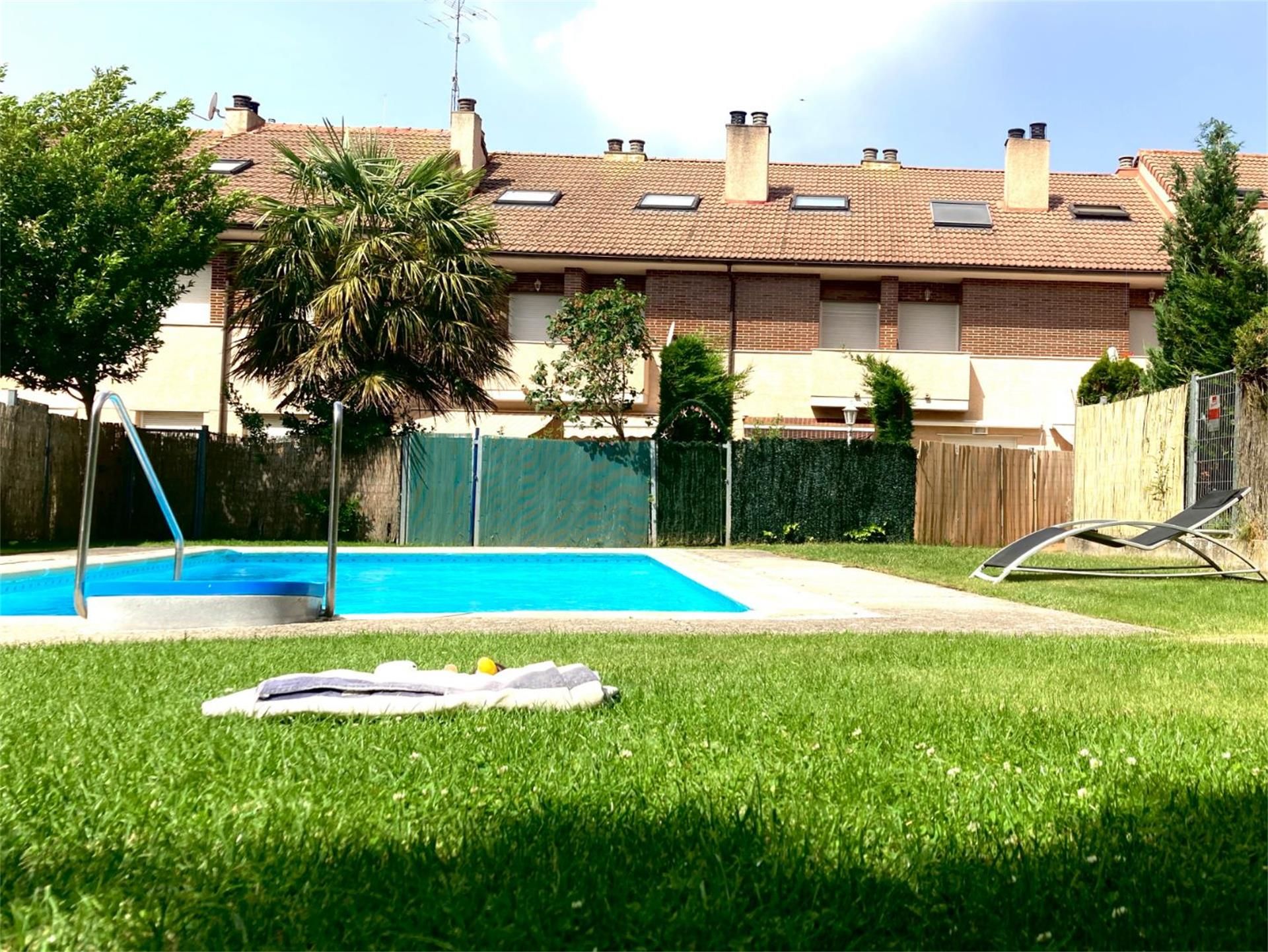Piscina de Apartament en venda en Burgos Capital amb Calefacció, Jardí privat i Parquet