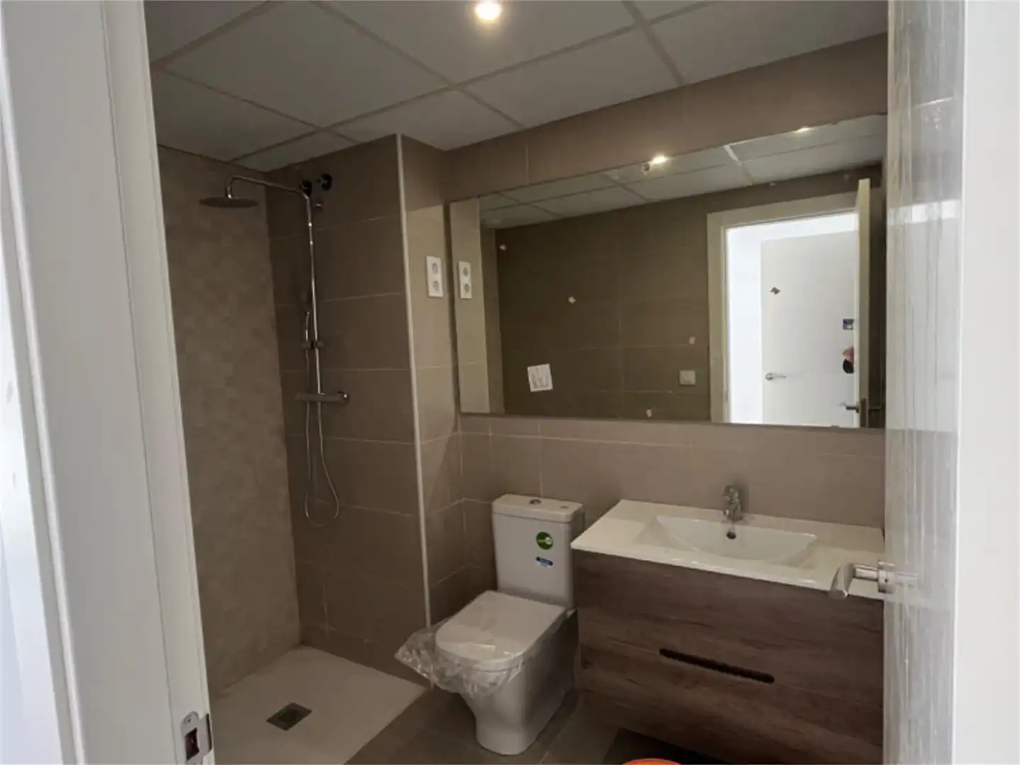Wohnung zum Verkauf in Carrer de Pere Pelegrí, Pubilla Cases Badezimmer von Wohnung zum Verkauf in L'Hospitalet de Llobregat mit Klimaanlage, Heizung und Privatgarten