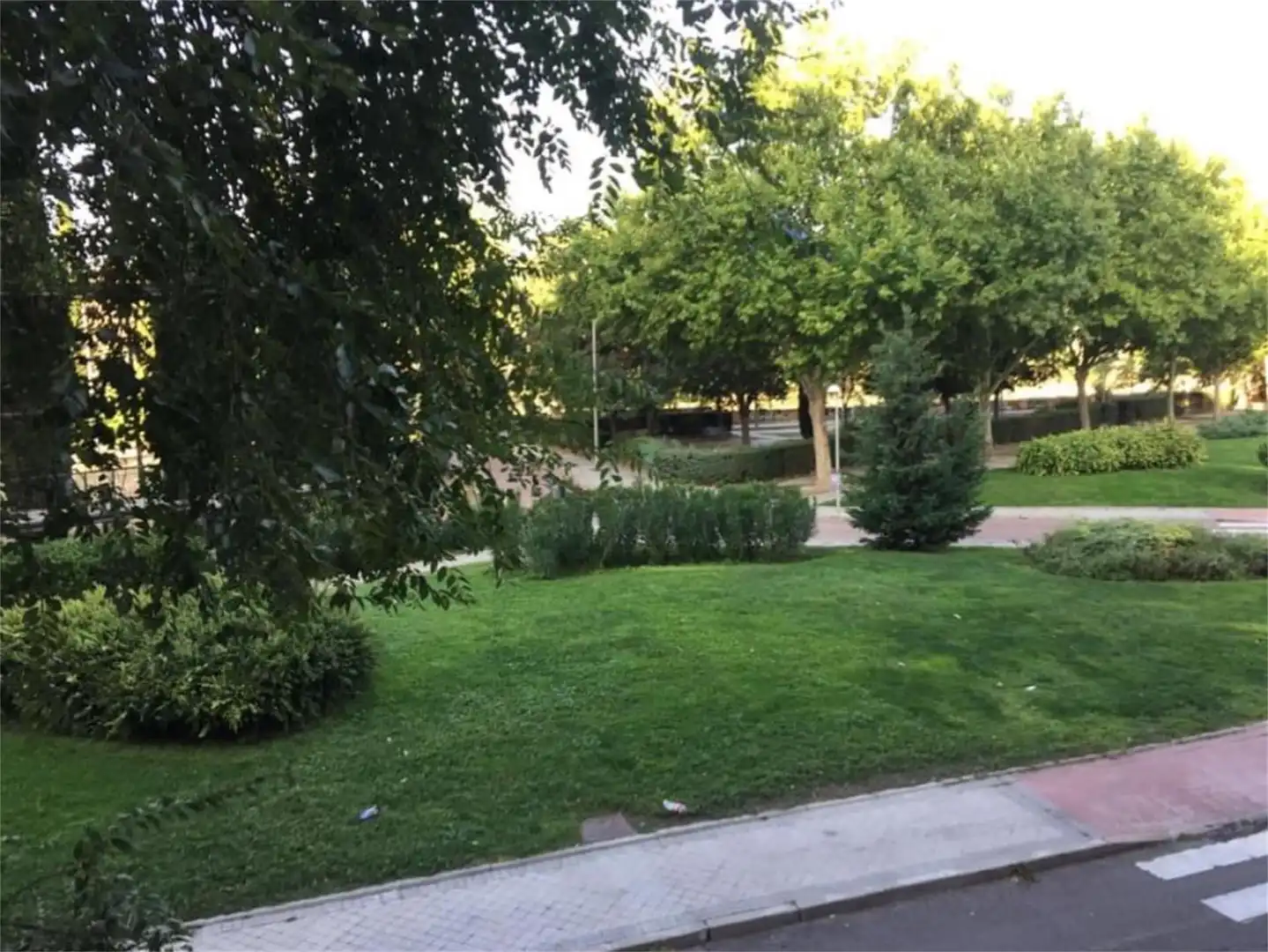 Pis de lloguer a Calle Nebulosas, Delicias Vista exterior de Pis de lloguer en Madrid amb Aire condicionat, Calefacció i Jardí privat