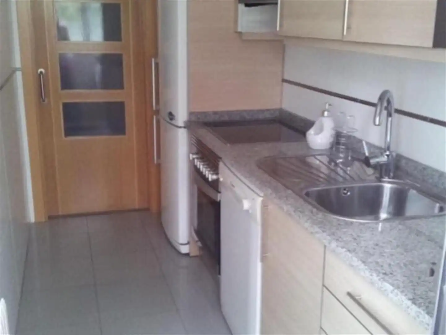 Pis de lloguer a Calle Nebulosas, Delicias Cuina de Pis de lloguer en Madrid amb Aire condicionat, Calefacció i Jardí privat